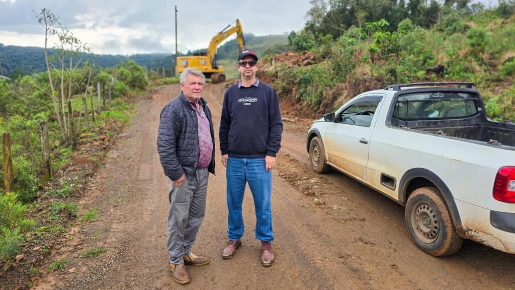 Prefeitura de Treze Tílias realiza trabalho de alargamento da estrada na conhecida 