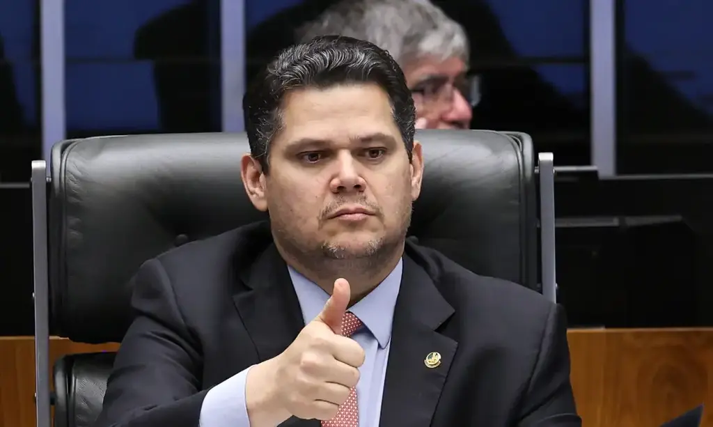 Alcolumbre destrava PEC do fim da 6x1 após conversas com Lula