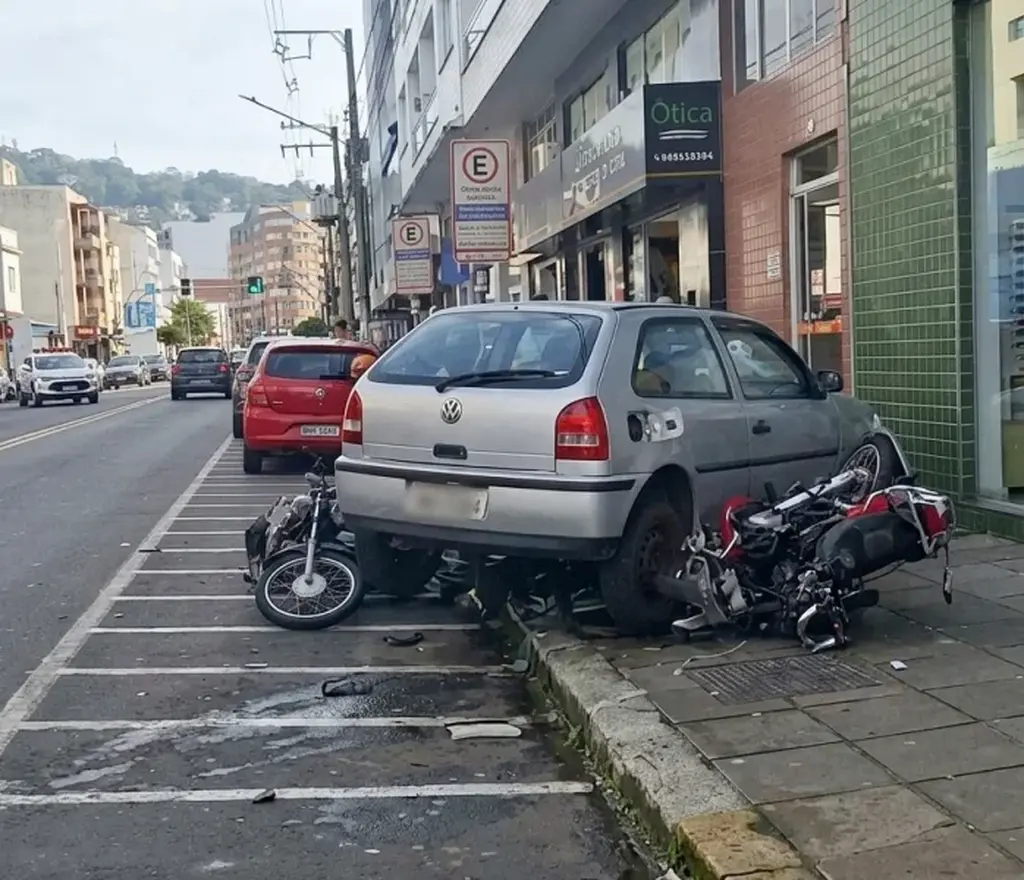 Motorista é preso por embriaguez após colidir contra motos estacionadas em Joaçaba