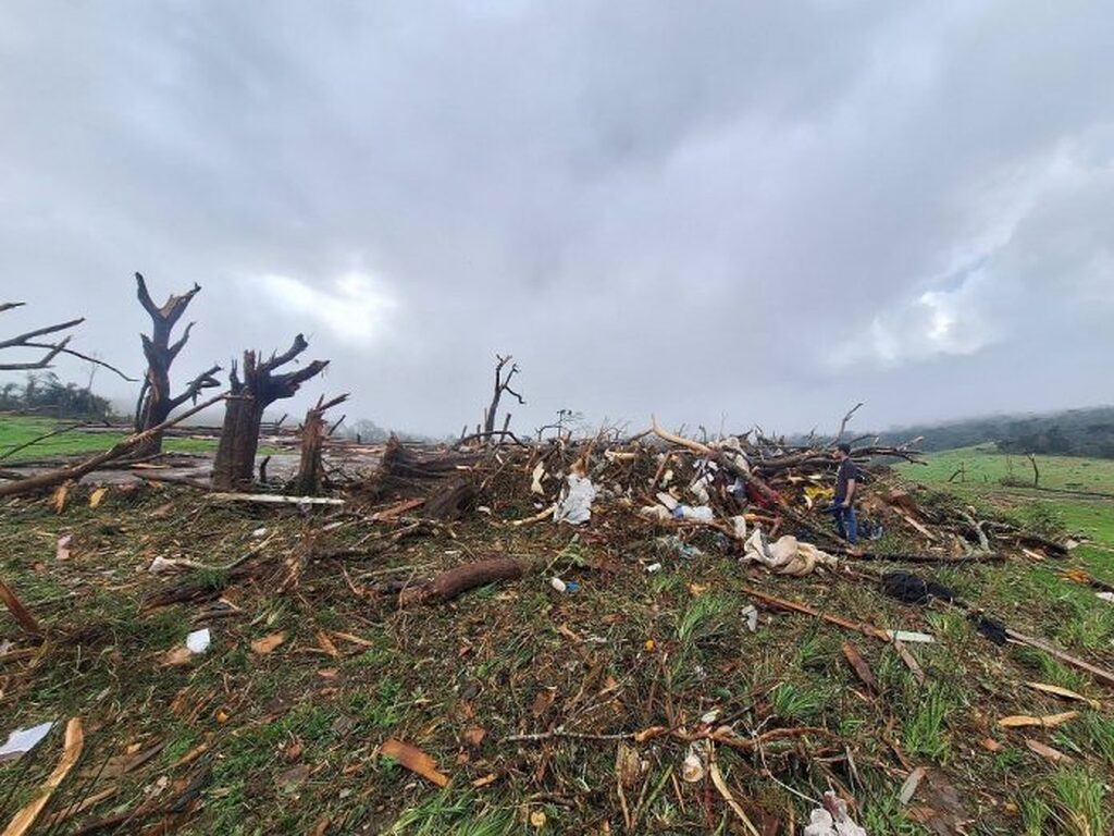 Tornado F3 com ventos de até 332 km/h deixa rastro de destruição no PR