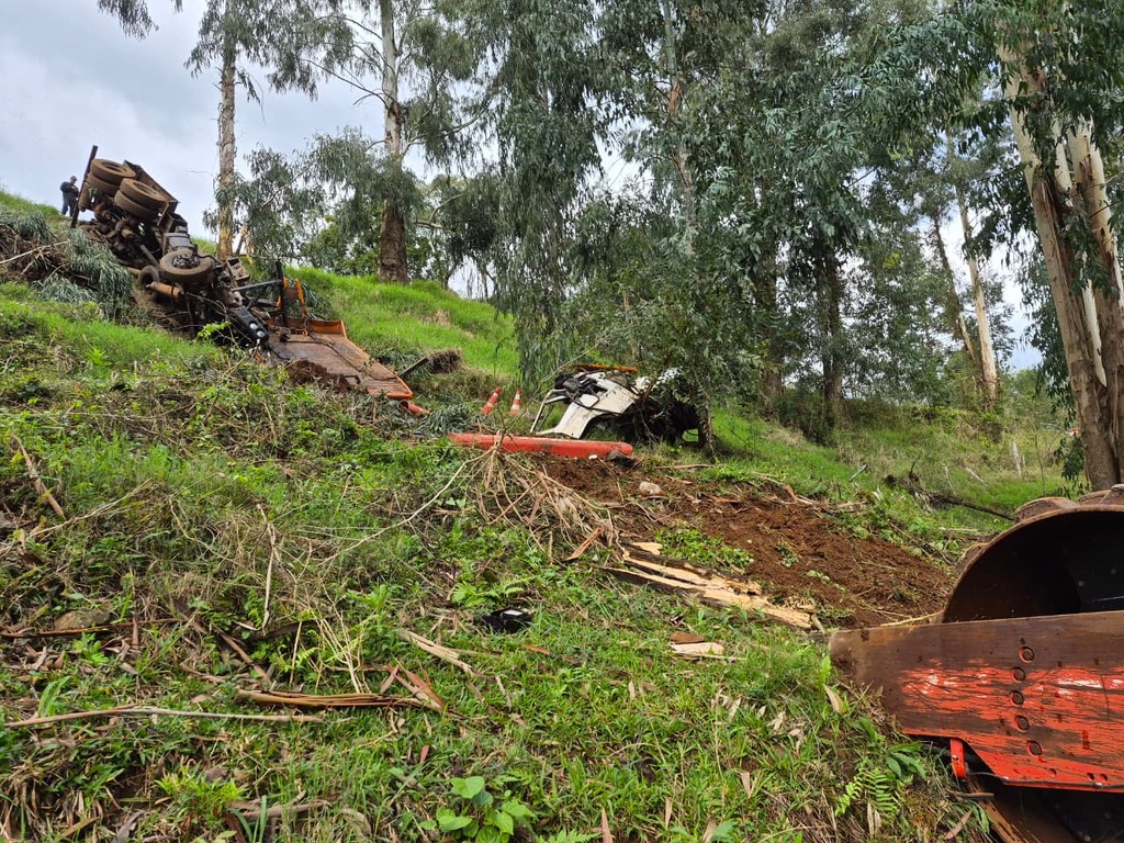 Caminhoneiro é ejetado de veículo após saída de pista e tombamento em Passos Maia