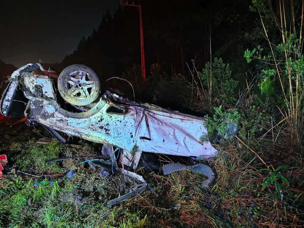 Saveiro capota e é encontrada fora da pista na SC-114, em Otacílio Costa