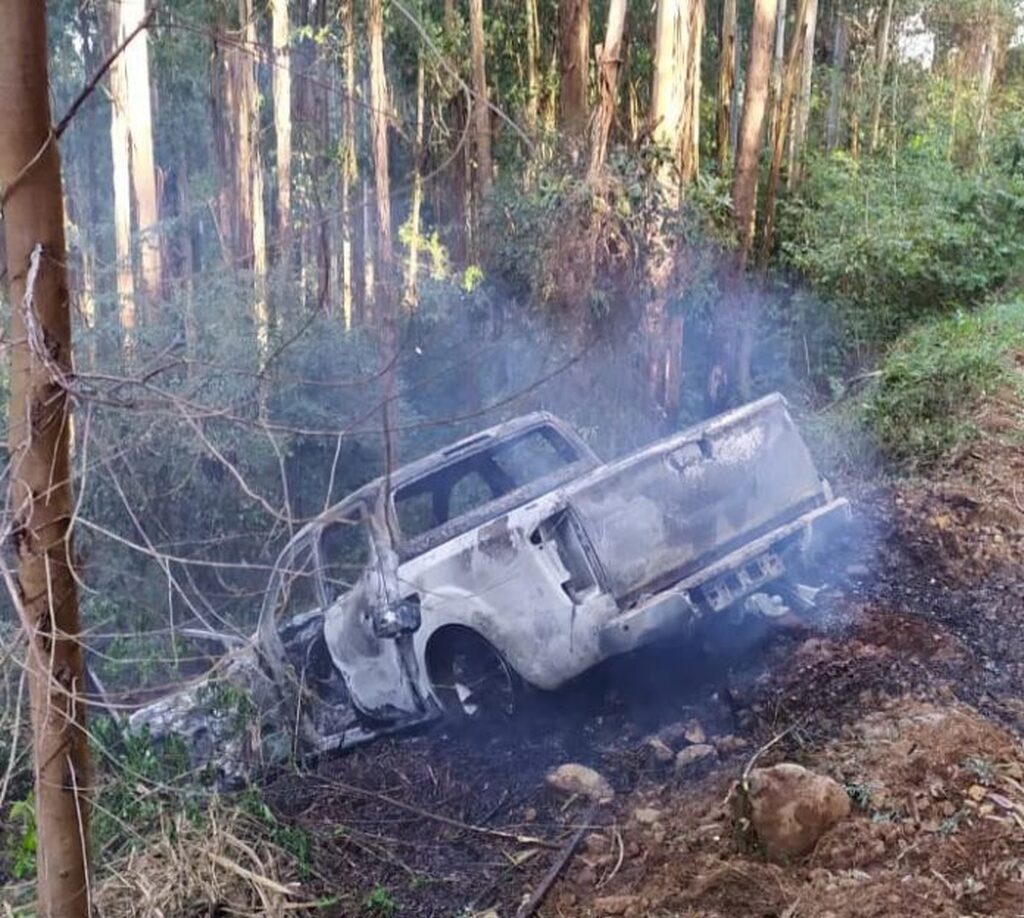Caminhonete pega fogo e fica destruída no interior de Peritiba