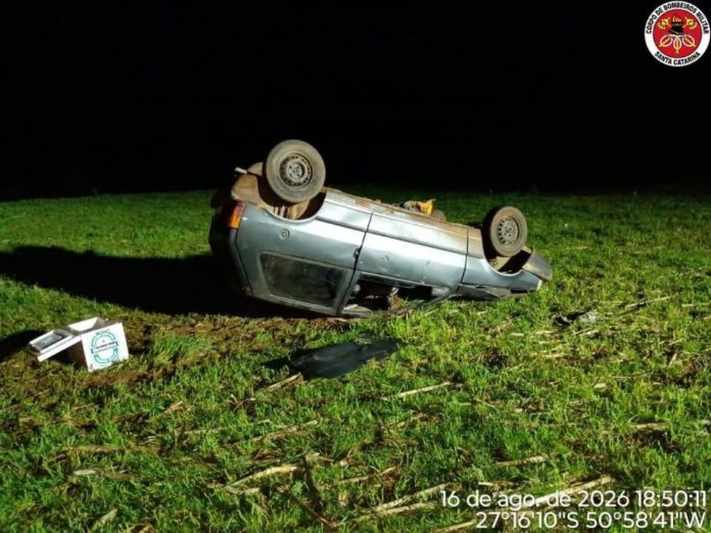Fiat Uno capota e deixa três pessoas feridas em Campos Novos