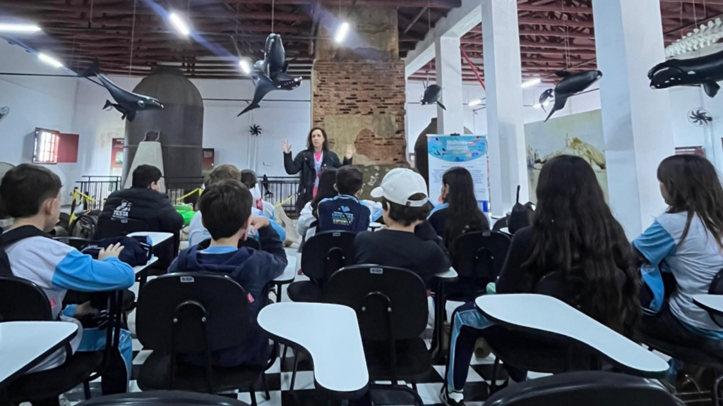 Museu da Baleia vira sala de aula e aproxima estudantes de mulheres que fazem ciência em Imbituba