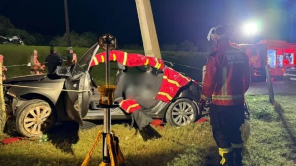 Mulher morre após carro cair de barranco e bater contra poste na entrada de Laguna