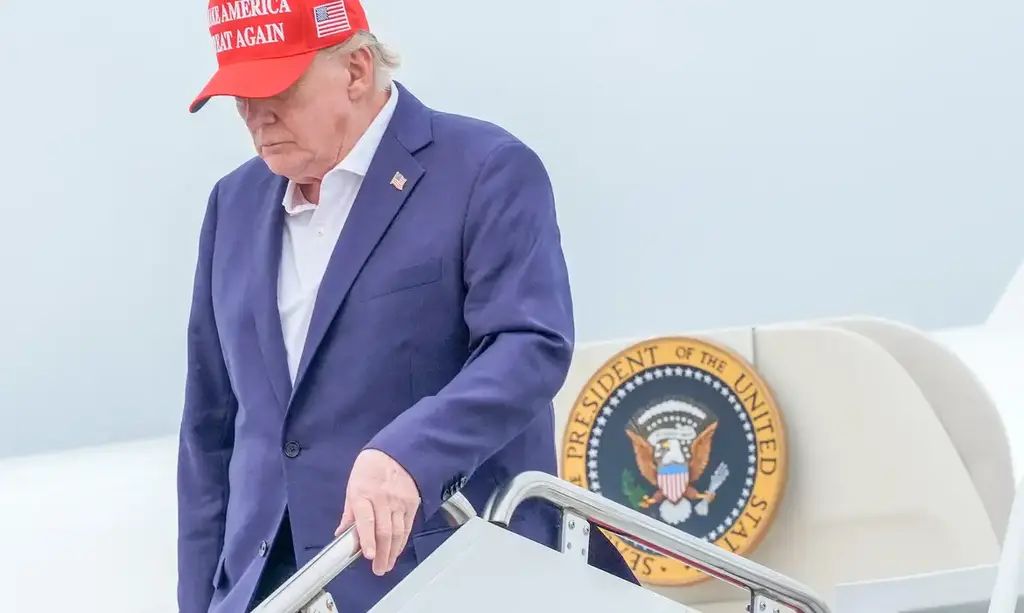 Trump afirma que Irã deveria se render e ameaça bombardear Omã
