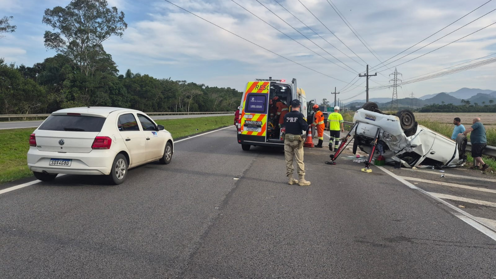 Acidente deixa trânsito em meia pista na BR-101, em Paulo Lopes