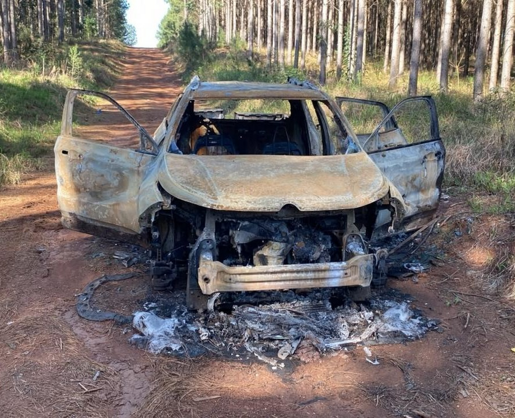 Caminhonete com registro de roubo é encontrada queimada em Campos Novos