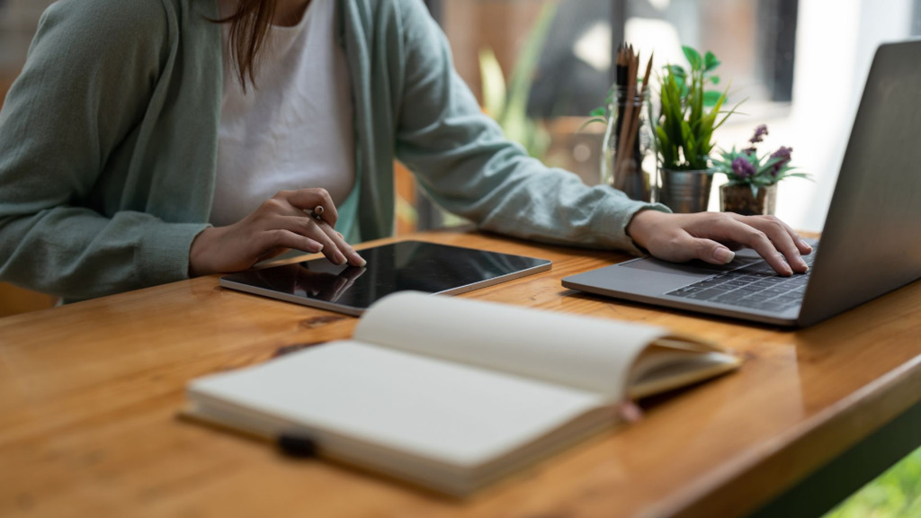 CEJU oferece cursos gratuitos de inglês e educação financeira para jovens