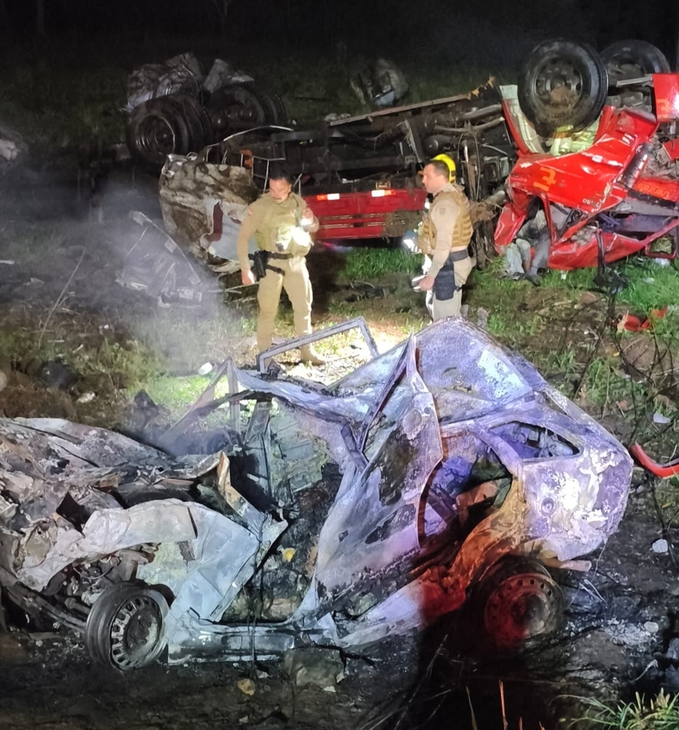 Colisão entre carro e caminhão deixa quatro mortos na SC-305