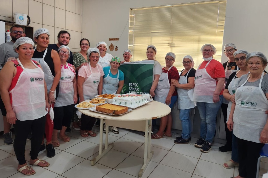 CURSO DE CONFEITARIA REÚNE PARTICIPANTES NA CASA DA CULTURA