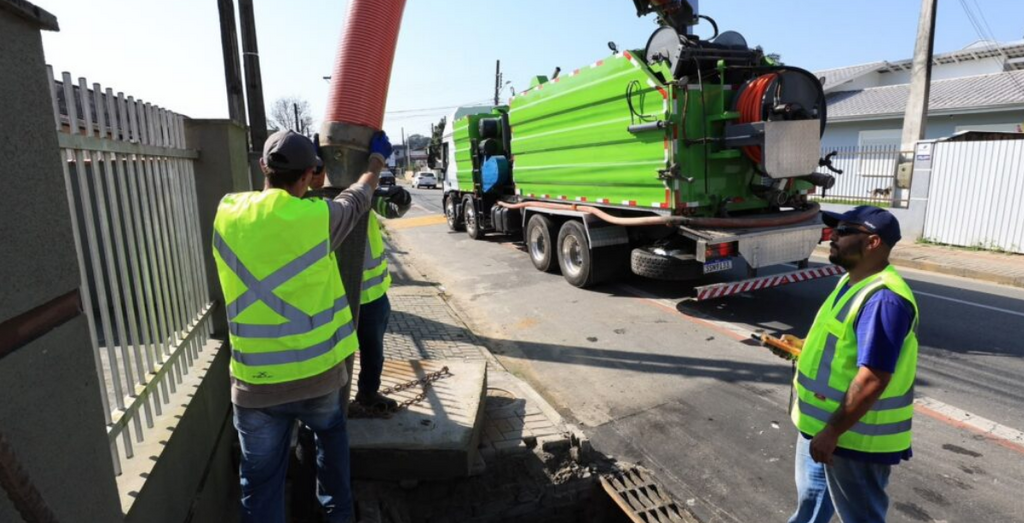 Uso de caminhão hidrovácuo reforça limpeza de bocas de lobo em prevenção ao El Niño em Joinville