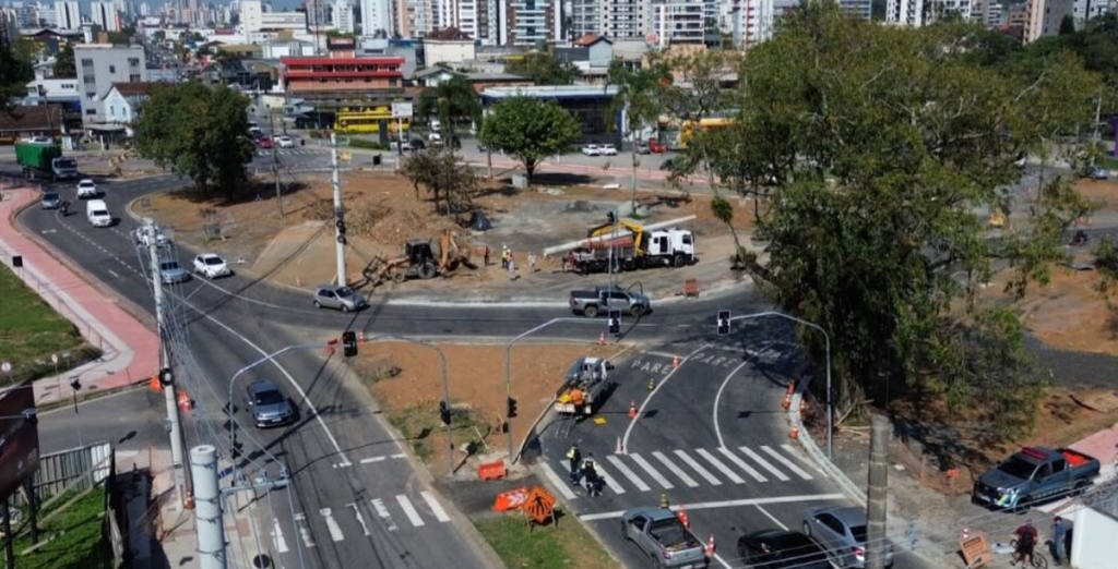 Prefeitura de Joinville ativa nova sinalização semafórica no cruzamento próxima ao Terminal Norte
