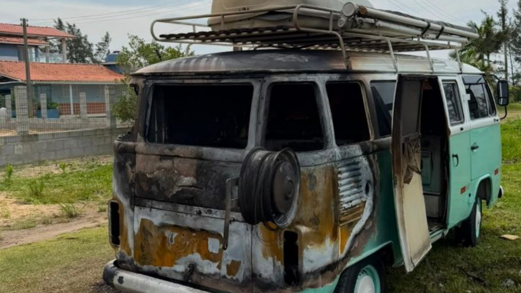 Motorhome pega fogo próximo a residência e mobiliza bombeiros em Imbituba