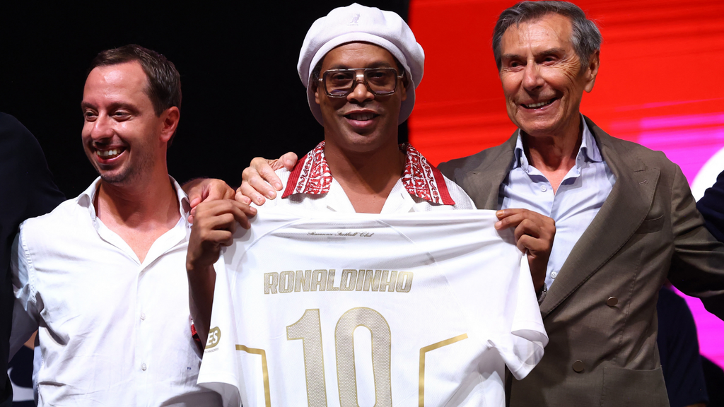 Ronaldinho pode voltar aos gramados aos 46 anos e mira marca de 300 gols