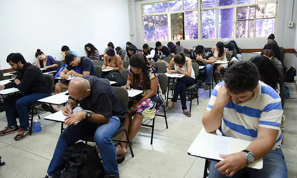 Provas do Encceja são realizadas neste domingo em todo o país