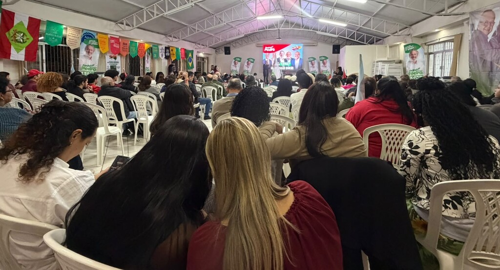 Mais de 400 pessoas participam da plenária de reeleição do deputado Padre Pedro na capital