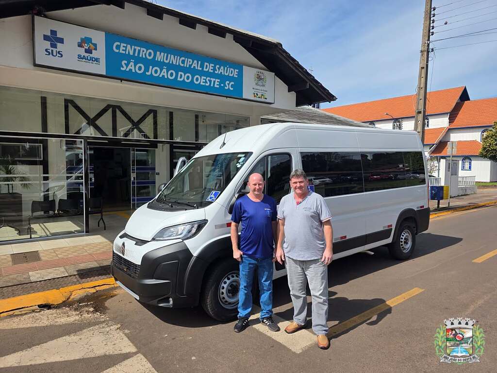São João do Oeste recebe nova van para transporte de pacientes