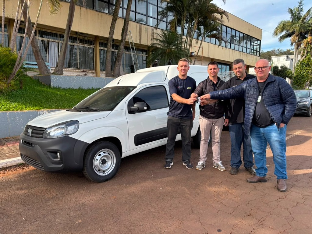 Educação recebe novo veículo para o transporte da merenda escolar