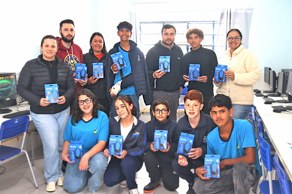 NOVOS FONES DE OUVIDO PARA A SALA DE INFORMÁTICA!
