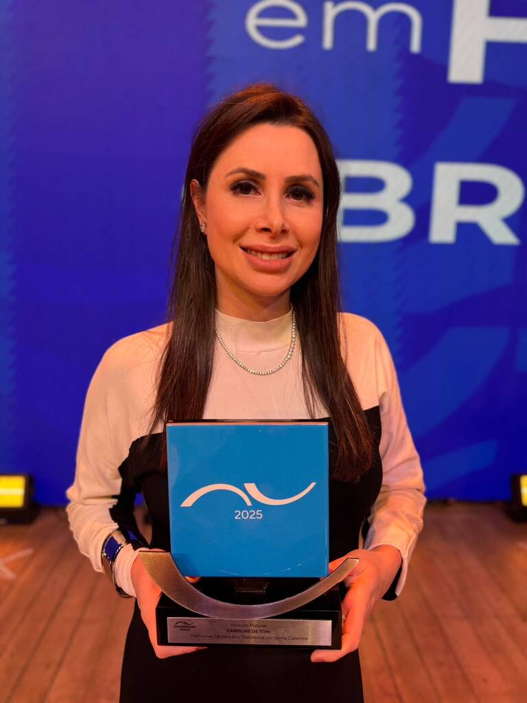 CAROL DE TONI É ELEITA PELO JÚRI TÉCNICO UMA DAS 10 MELHORES PARLAMENTARES DO BRASIL