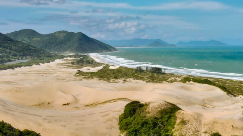 Garopaba vira refúgio de turistas em busca de paisagens que parecem de outro mundo