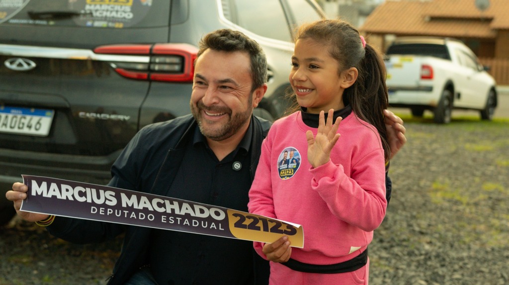 Marcius Machado realiza adesivaço em Correia Pinto
