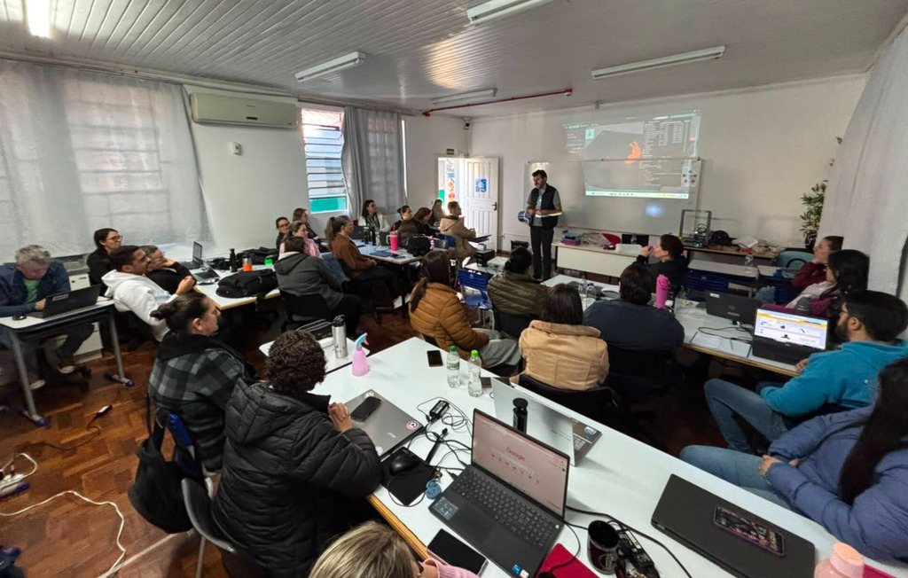 Professores participam de formação sobre uso do Laboratório Maker