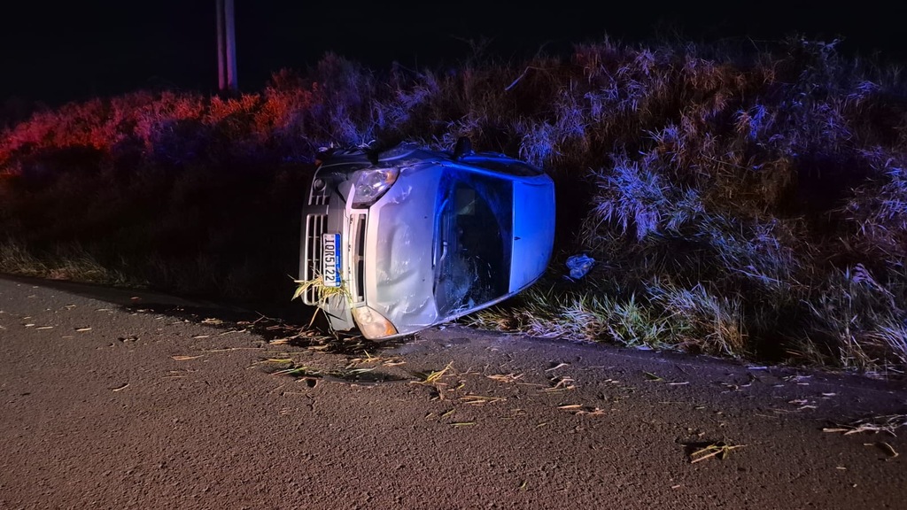 CONDUTOR É PRESO POR EMBRIAGUEZ APÓS CAPOTAMENTO NA ESTRADA DO MAR, EM TORRES