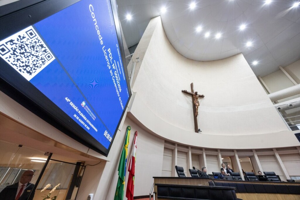 Plenário da Alesc aprova licença do governador do Estado