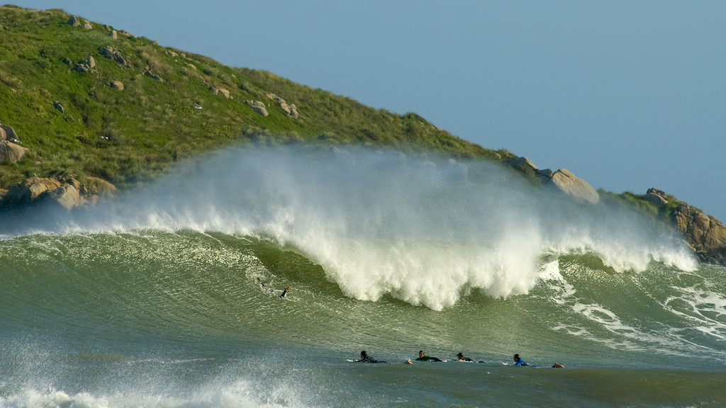 Praia da Vila vira arena e recebe disputa de tirar o fôlego no surfe neste fim de semana