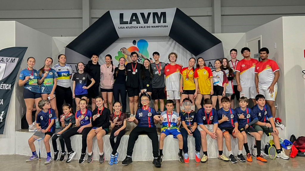 1ª ETAPA DO FESTIVAL LAVM/AMESC DE BADMINTON  REÚNE JOVENS ATLETAS DA REGIÃO