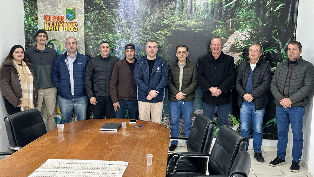 PREFEITO BETO RECEBE AGENTES DA CEPRAG PARA TRATAR SOBRE A VIABILIDADE DA COOPERATIVA NO MUNICÍPIO DE MAMPITUBA