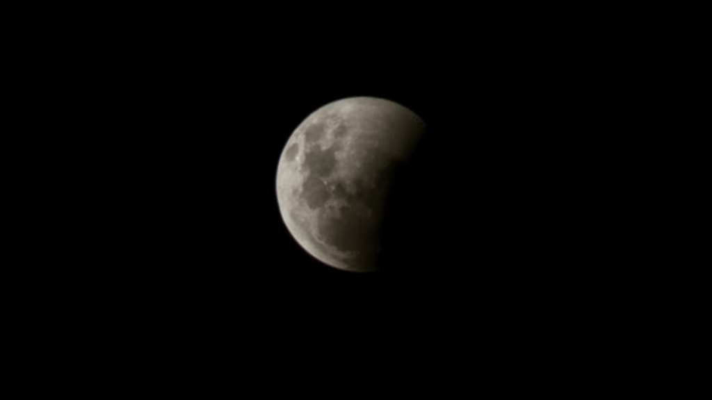 Eclipse transforma a Lua e surpreende moradores de Imbituba e Garopaba; veja imagens