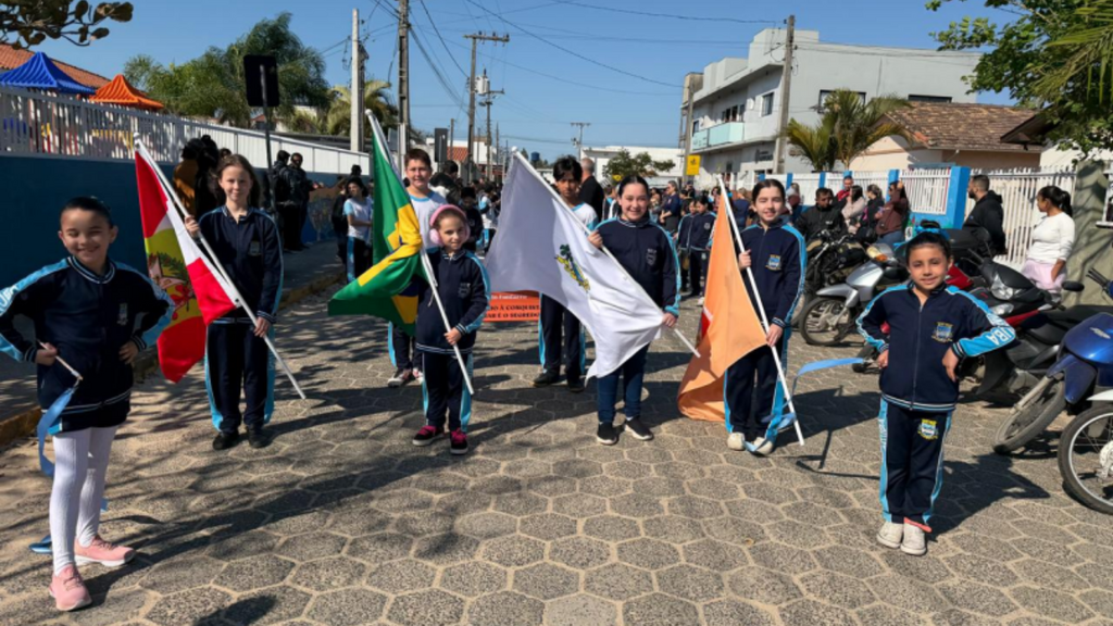 Escola Hermínia realiza desfile cívico e reúne comunidade em Imbituba