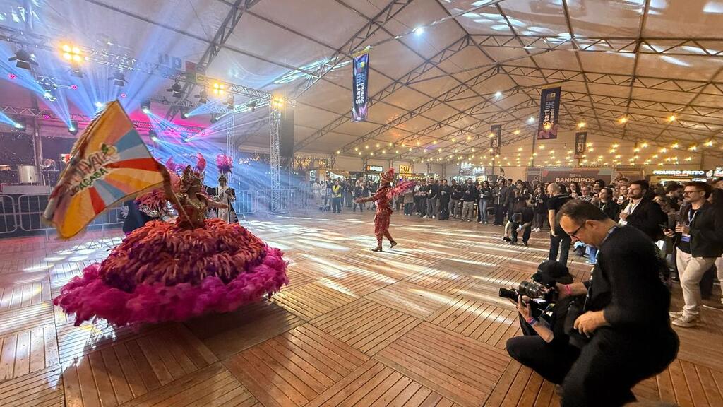 Carnaval de Joaçaba brilha na abertura do Startup Summit e encanta público de 10 mil pessoas