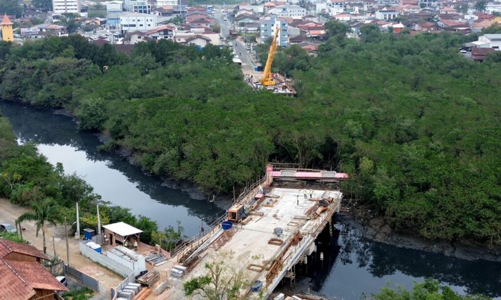 Ponte Anêmonas, que vai ligar os bairros Fátima e Guanabara, chega a 50% de execução