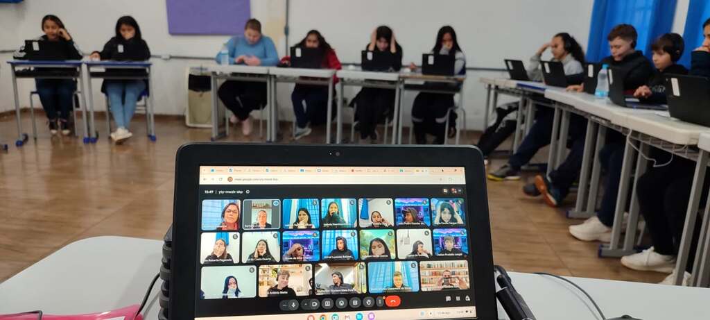 De Pinhal da Serra a Orlando EUA: alunos do 8º ano atravessam fronteiras em aula sobre cultura e imigração