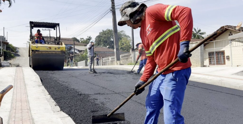 Rua Curt Janssen, no Rio Bonito, recebe primeira etapa de pavimentação com aplicação de 175 toneladas de asfalto