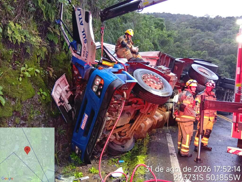 CAMINHÃO TOMBA NA ERS-486 E DEIXA CONDUTOR MORTO EM ITATI