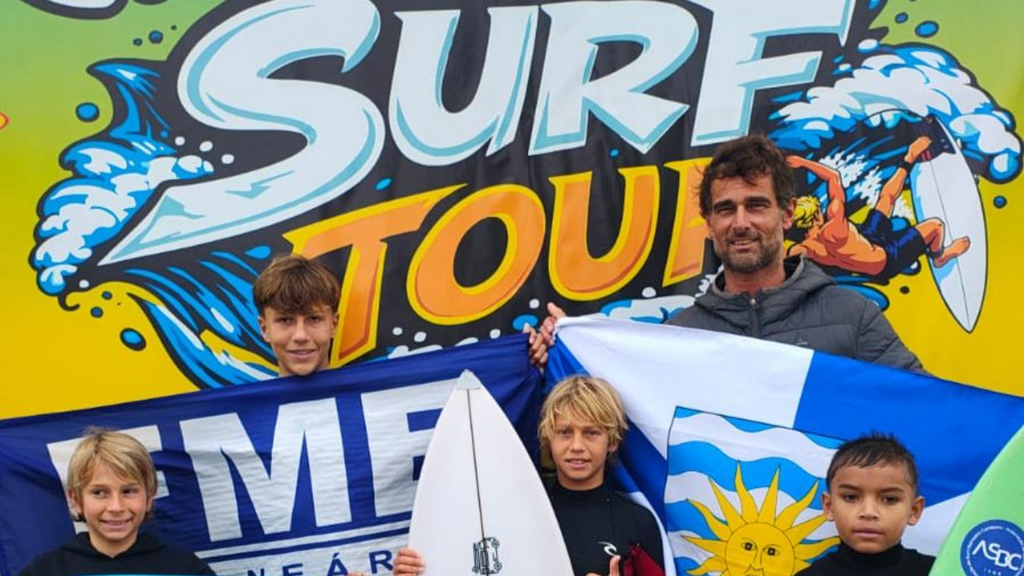 Entre ondas e baleias, jovens surfistas avançam em campeonato realizado em Imbituba