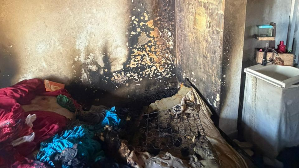 Incêndio atinge cômodo de casa e deixa homem intoxicado por fumaça em Imbituba; veja imagens