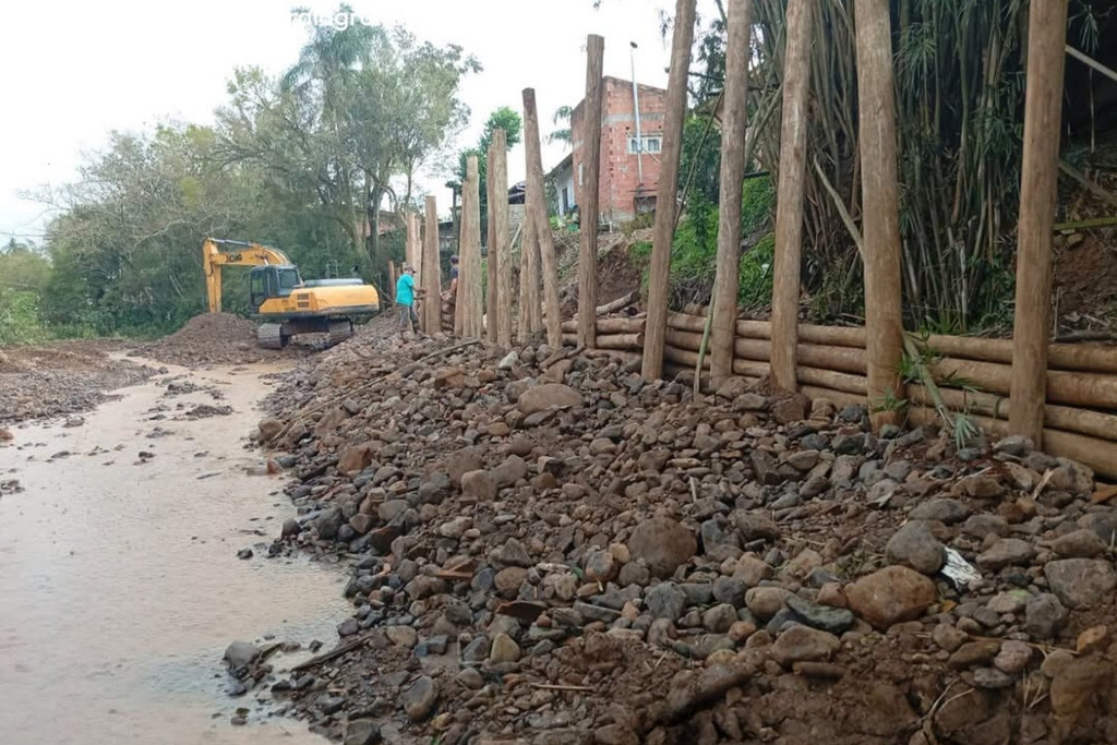 PREFEITURA DE PRAIA GRANDE REALIZA CONTENÇÃO E DESASSOREAMENTO PRÓXIMO À RUA DO ENTRERIOS