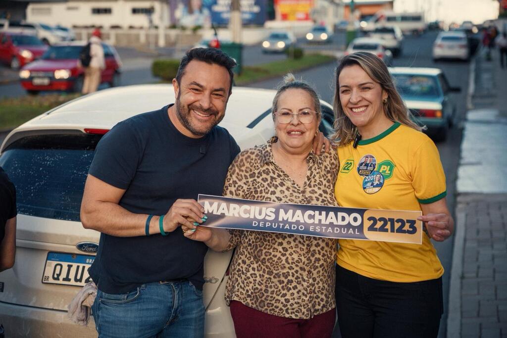 Otacílio Costa recebe adesivaço de Marcius Machado e Fernanda Córdova