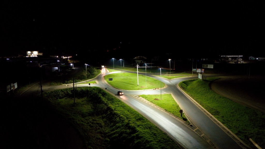 Trevo da BR-282 recebe iluminação com recursos próprios em Pinhalzinho