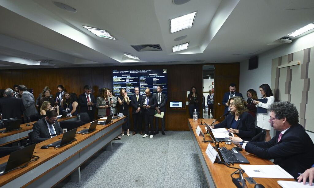 Comissão aprova MP da taxa das blusinhas: texto segue a plenários