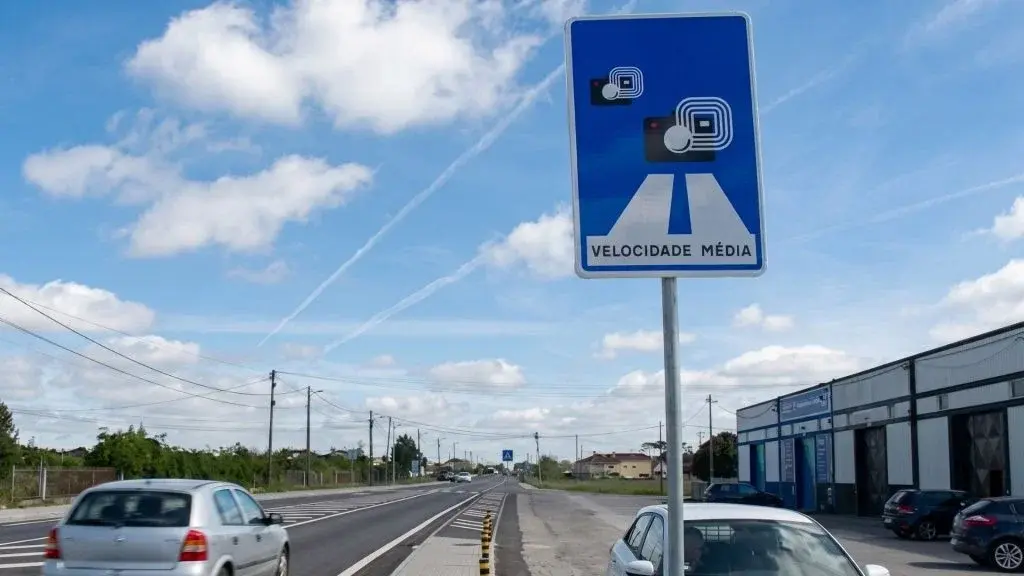 Não adianta frear: radar que mede velocidade média de veículos é instalado na BR-101