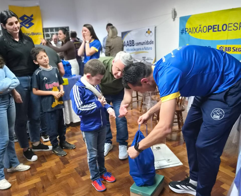 Alunos do Programa AABB Comunidade recebem kits educacionais