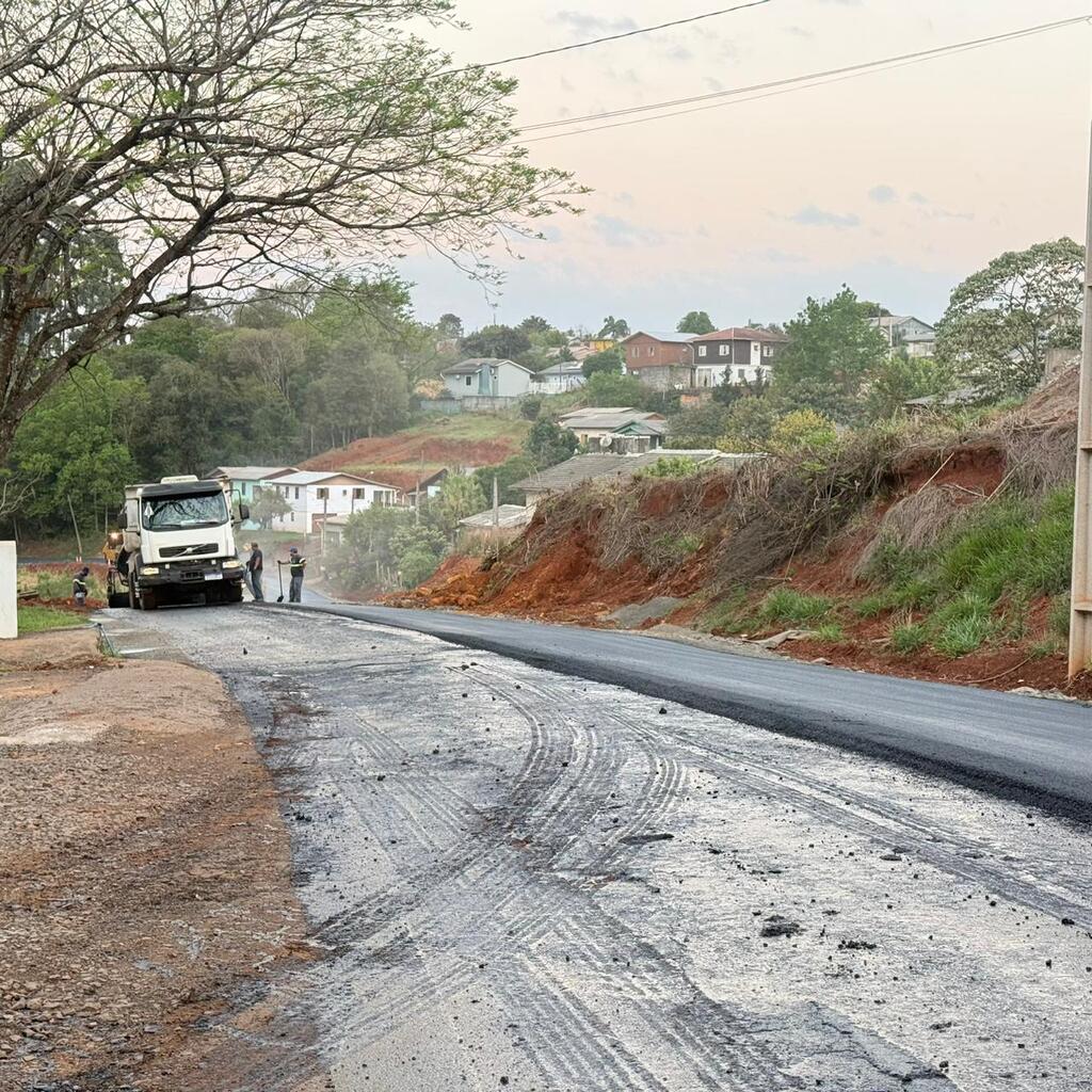 Pinhalzinho avança com recapeamento no acesso à Linha Santa Lúcia